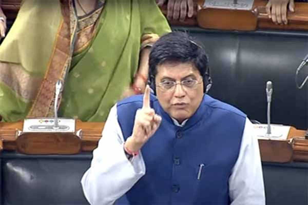 राहुल गांधी की माफी की मांग पर अड़ी भाजपा ने अब सदन में प्लेकार्ड लहराने वाले सांसदों को भी सस्पेंड करने की